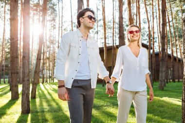 Neşeli iyi çift ormanda yürüyüş