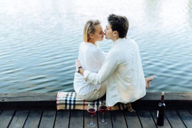 Karısını öpmek isteyen hoş yakışıklı adam