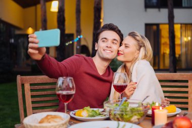 Bir selfie kız arkadaşıyla alarak neşeli iyi adam