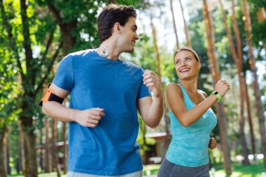 Neşeli sportif insanlar birbirlerine gülümseyen