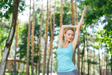 Hoş güzel genç kadın pratik yoga açık havada