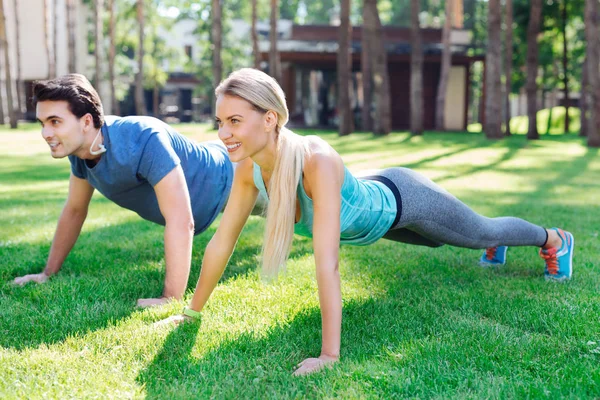 Positive healthy couple having an outdoor workout — Stock Photo, Image