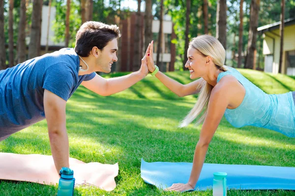 Encantada pareja positiva siendo uno enfrente del otro — Foto de Stock