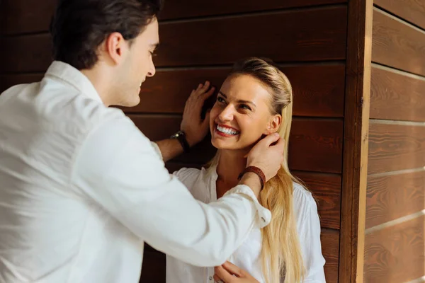 Entzückte fröhliche Frau lächelt ihrem geliebten Freund zu — Stockfoto