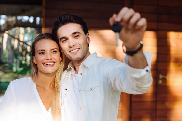 Encantado casal alegre de pé juntos perto da casa — Fotografia de Stock