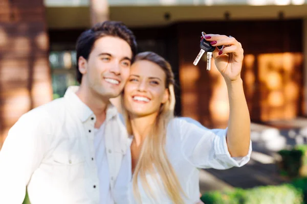 Focus selettivo della chiave dalla porta della casa — Foto Stock