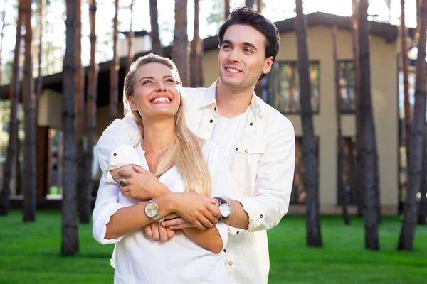 Bonito bom homem abraçando sua bela esposa — Fotografia de Stock