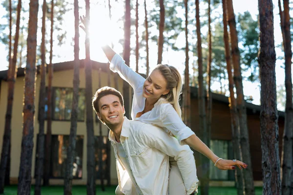 Positives nettes Paar genießt den gemeinsamen Urlaub — Stockfoto