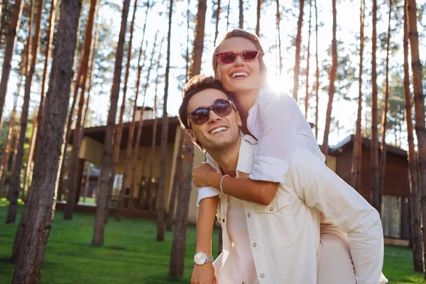 Alegre encantado agradable pareja mirando alrededor juntos —  Fotos de Stock