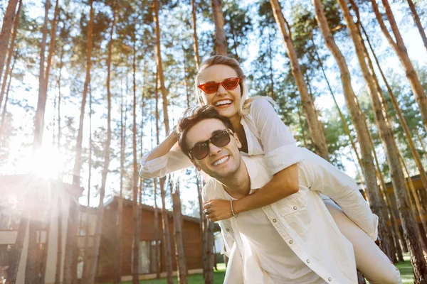 Encantado casal positivo desfrutando de seu dia de folga — Fotografia de Stock