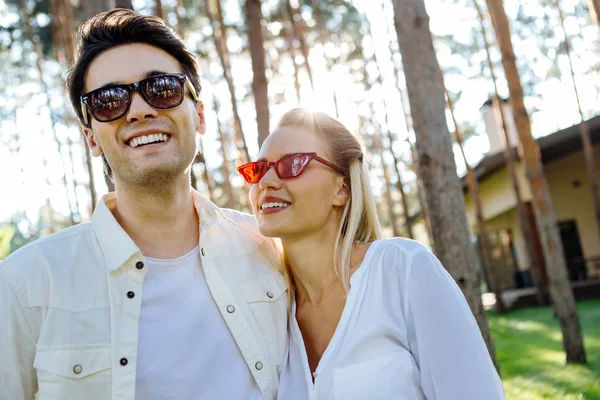 欢快的正面情侣穿着非常时髦的太阳镜 — 图库照片