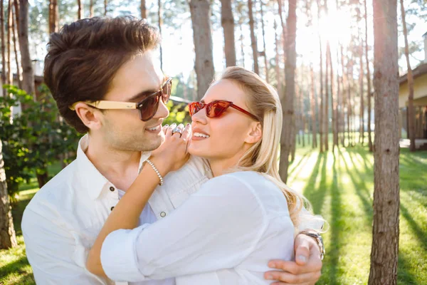 Positiv beglückte Frau genießt die Zeit mit ihrem Freund — Stockfoto