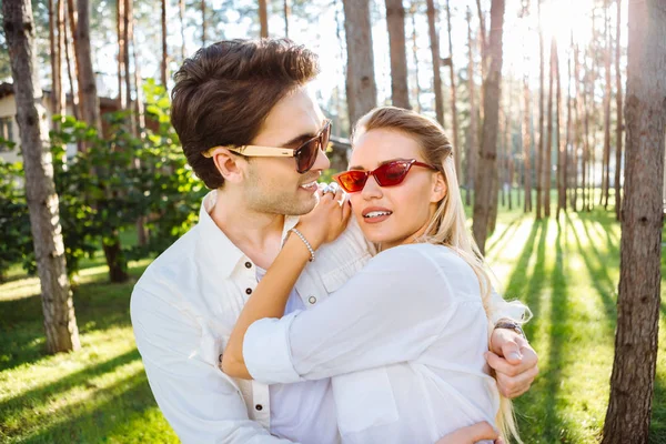 Leuke gezellige vrouw genieten van haar tijd buitenleven — Stockfoto