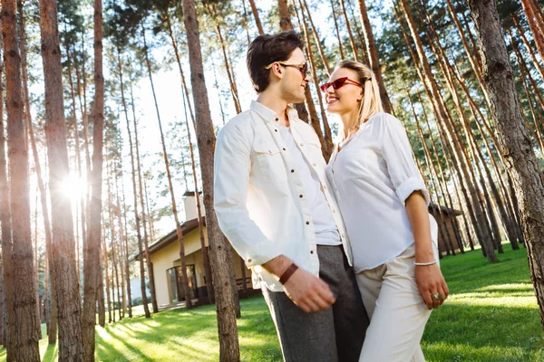 Alegre feliz pareja teniendo un paseo en el bosque —  Fotos de Stock