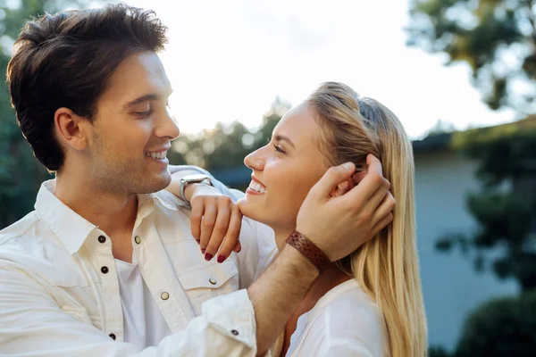 Fröhliche, nette Frau mit Blick auf das Gesicht ihres Mannes — Stockfoto