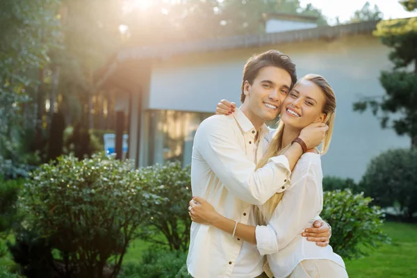 Freudiges junges Paar fühlt sich sehr glücklich zusammen — Stockfoto