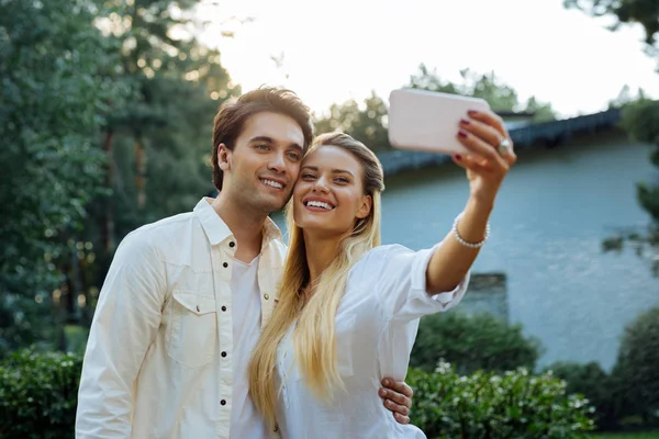 Bir selfie alarak birlikte neşeli güzel çift — Stok fotoğraf