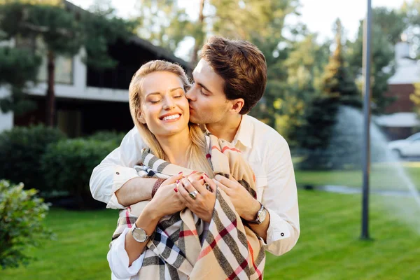 Гарний красивий чоловік дарує поцілунок своїй дружині — стокове фото