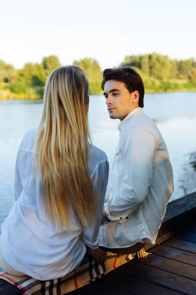 Positivo agradável jovem casal apreciando a natureza juntos — Fotografia de Stock