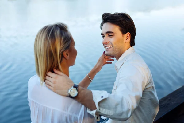 Alegre pareja positiva teniendo una cita cerca del río —  Fotos de Stock