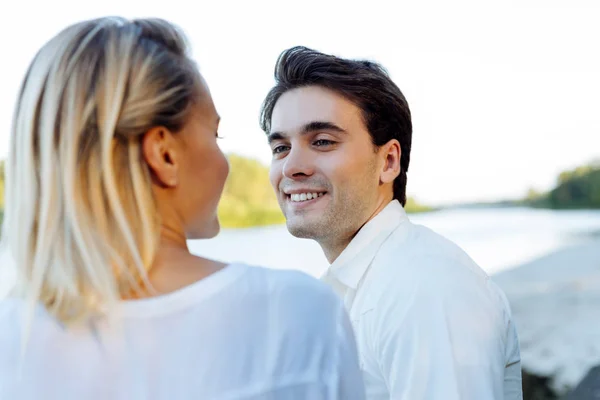 Neşeli yakışıklı adam karısına gülümseyen — Stok fotoğraf