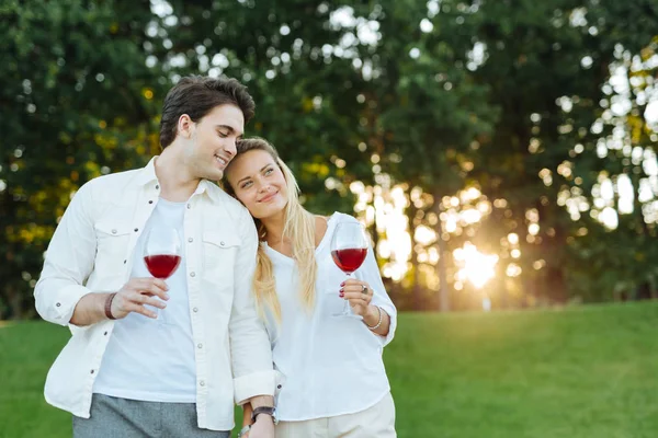 Alegre feliz casal de pé juntos no campo — Fotografia de Stock