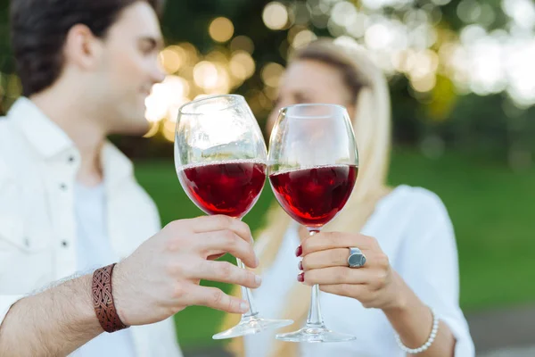 Foco seletivo de copos com vinho tinto — Fotografia de Stock