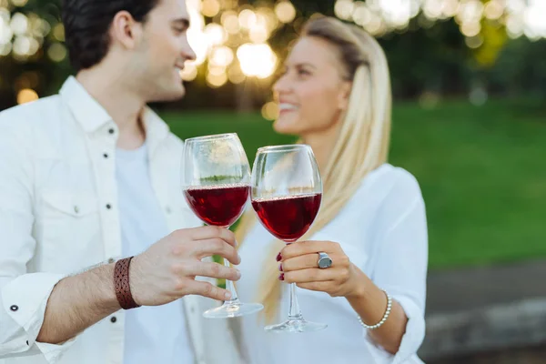 Vasos con vino tinto juntos — Foto de Stock