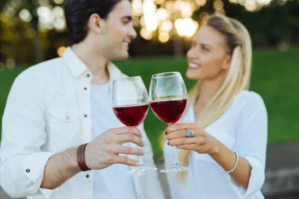 เลือกโฟกัสของสองแก้วกับไวน์ — ภาพถ่ายสต็อก