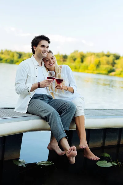 Щаслива радісна подружня пара п'є вино разом — стокове фото