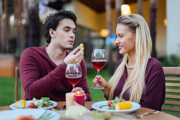 Щаслива позитивна молода пара п'є вино разом — стокове фото