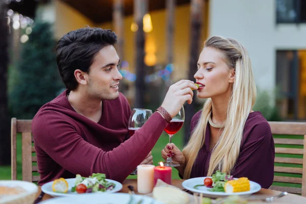 Красивий молодий чоловік дає виноград своїй дівчині — стокове фото
