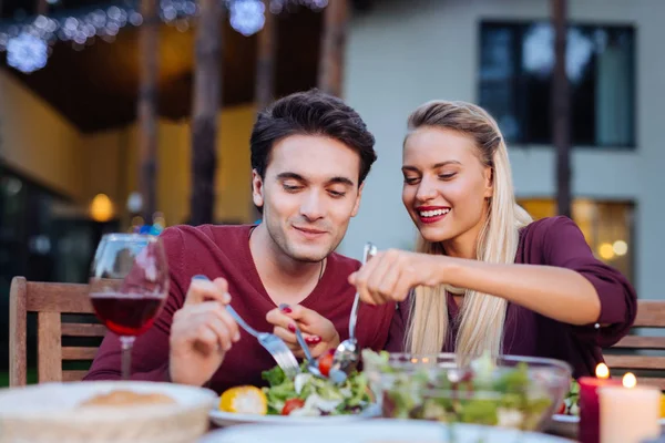 Positivo feliz buena pareja tratando de ensalada de verduras — Foto de Stock