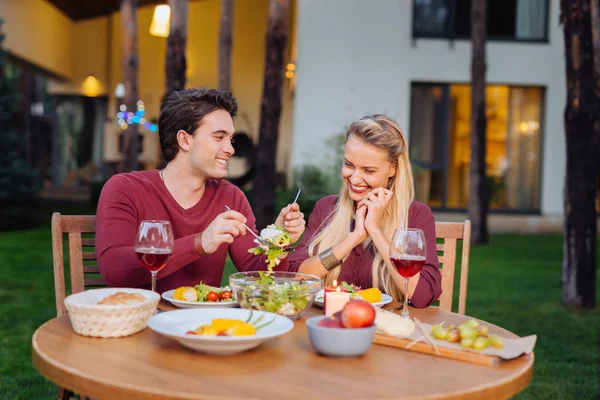 Alegre feliz casal ter um delicioso jantar — Fotografia de Stock