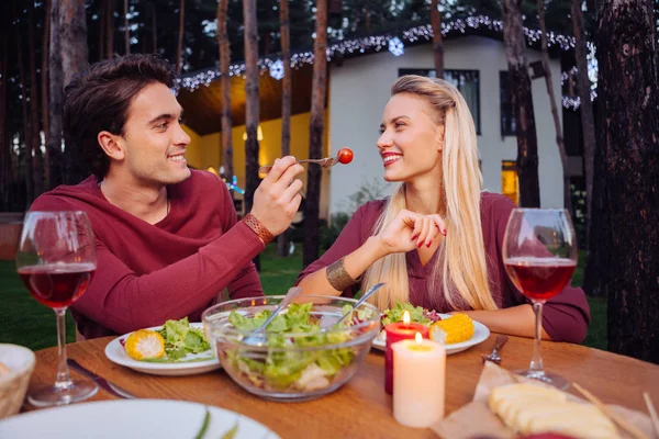 Positivo uomo amorevole cura per la sua ragazza — Foto Stock