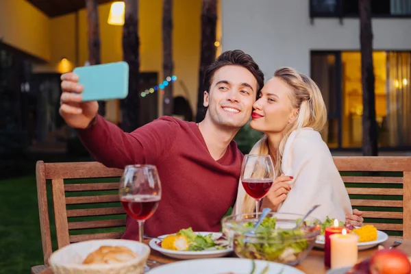 Freudiger netter Mann, der ein Selfie mit seiner Freundin macht — Stockfoto