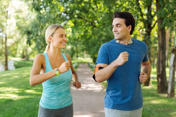 Neşeli pozitif çift birlikte sabah koşu — Stok fotoğraf