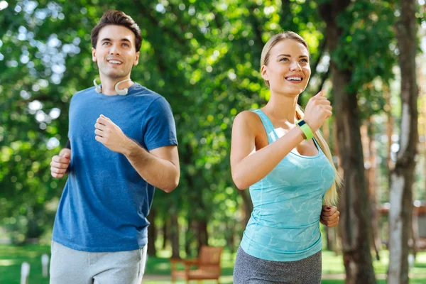 Pessoas ativas agradáveis felizes que gostam de correr juntas — Fotografia de Stock