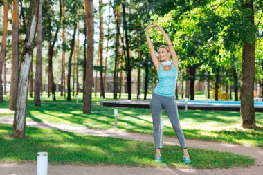 Bir fiziksel egzersiz yaparak olumlu güzel kadın