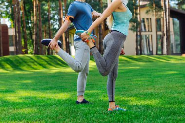 Germe egzersiz yaparak güzel gençler