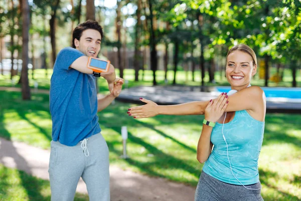 Deliziose persone gioiose che amano fare attività sportive — Foto Stock