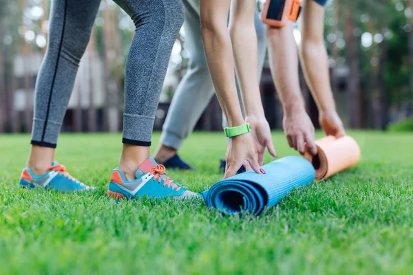 Çimlerde yoga paspaslar, yakın çekim — Stok fotoğraf