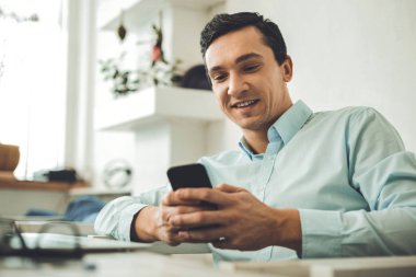 Mutlu mutlu genç adam tipik bir haber