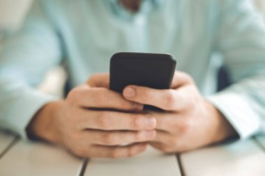 Erkek elinde siyah bir akıllı telefon yakın çekim
