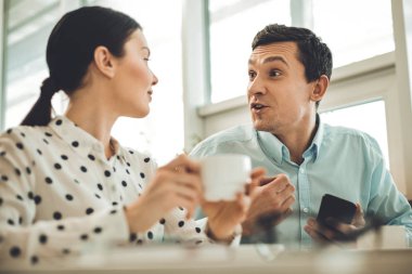 Bir kahve molası verdikten çok mutlu güzel iş arkadaşları