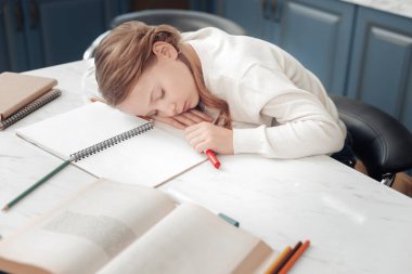 AAT tablo uyuyan küçük kız yorgun