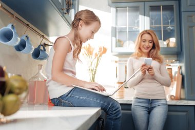 Memnun anne ve kızı mutfakta oturmuş