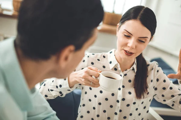 Bonita joven sosteniendo una taza de café — Foto de Stock