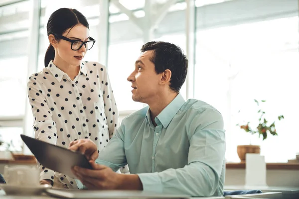 Bom homem inteligente apontando para o tablet — Fotografia de Stock