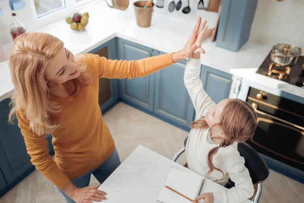 Draufsicht auf glückliche Frau, die mit Teenager spielt — Stockfoto